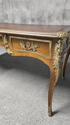 Bureau plat de style Louis XV en acajou, marqueterie, cuir et bronzes