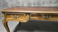 Bureau plat de style Louis XV en acajou, marqueterie, cuir et bronzes