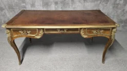 Bureau plat de style Louis XV en acajou, marqueterie, cuir et bronzes