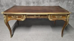 Bureau plat de style Louis XV en acajou, marqueterie, cuir et bronzes