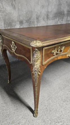 Bureau plat de style Louis XV en acajou, marqueterie, cuir et bronzes