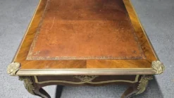 Bureau plat de style Louis XV en acajou, marqueterie, cuir et bronzes