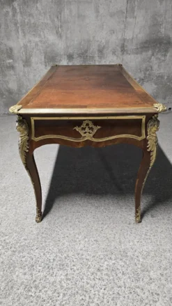 Bureau plat de style Louis XV en acajou, marqueterie, cuir et bronzes