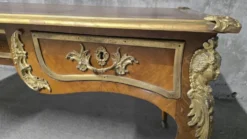 Bureau plat de style Louis XV en acajou, marqueterie, cuir et bronzes