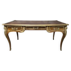 Bureau plat de style Louis XV en acajou, marqueterie, cuir et bronzes