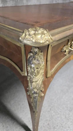Bureau plat de style Louis XV en acajou, marqueterie, cuir et bronzes