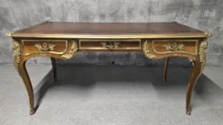 Bureau plat de style Louis XV en acajou, marqueterie, cuir et bronzes