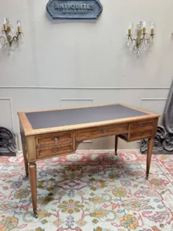 Bureau plat en noyer de style directoire xix eme siècle