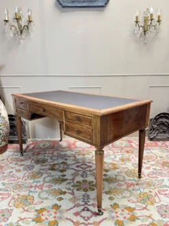 Bureau plat en noyer de style directoire xix eme siècle
