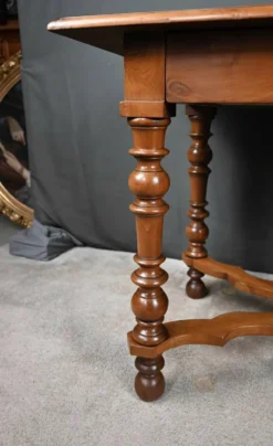 Bureau Plat en Noyer, style Louis Philippe – Fin XIXe