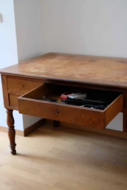 Bureau plat en ronce de noyer – Époque Louis-Philippe, XIXᵉ siècle