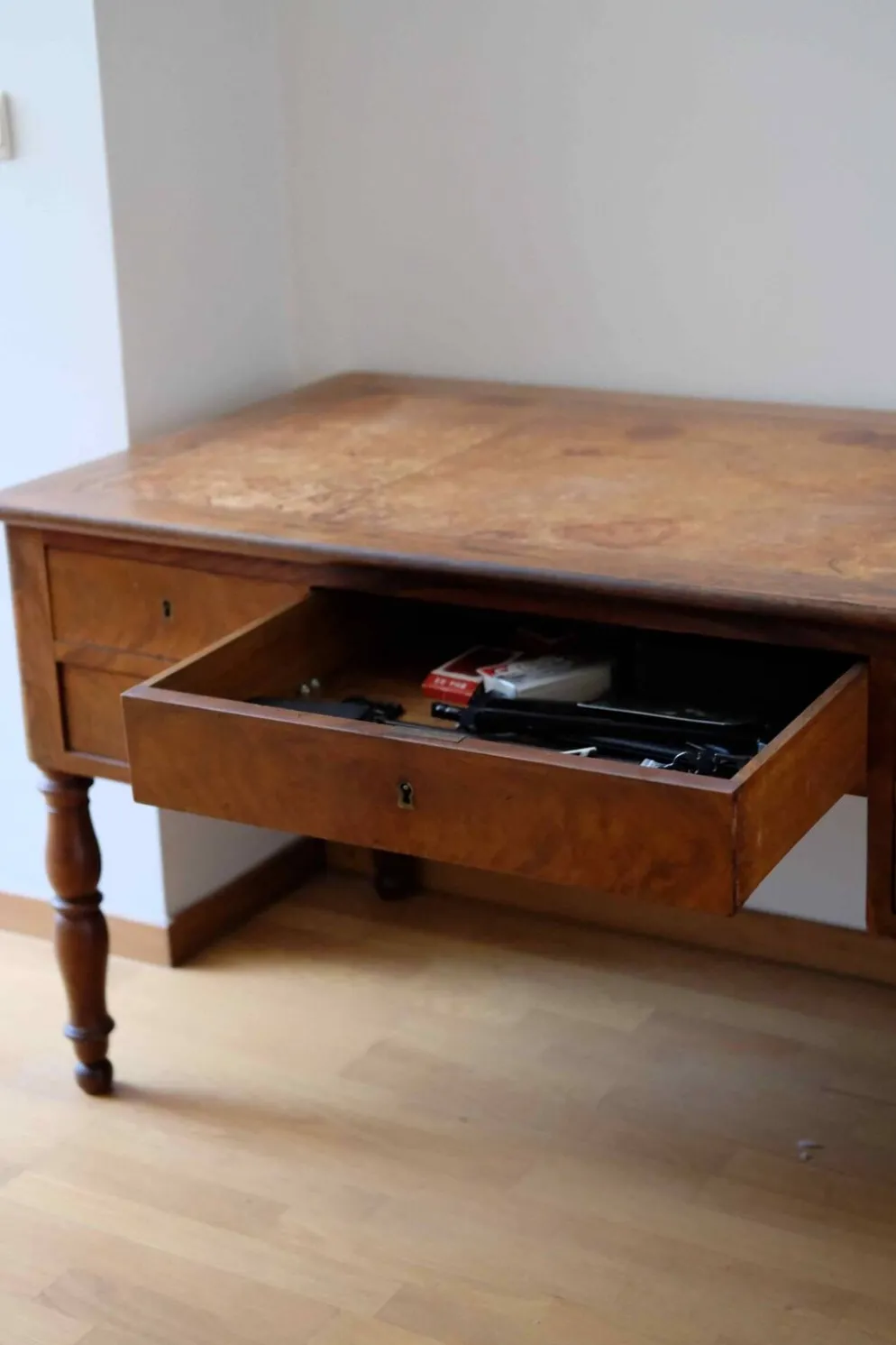Bureau plat en ronce de noyer – Époque Louis-Philippe, XIXᵉ siècle