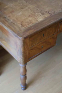 Bureau plat en ronce de noyer – Époque Louis-Philippe, XIXᵉ siècle