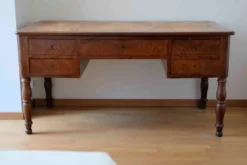 Bureau plat en ronce de noyer – Époque Louis-Philippe, XIXᵉ siècle