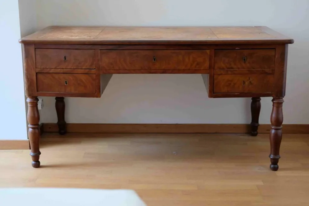 Bureau plat en ronce de noyer – Époque Louis-Philippe, XIXᵉ siècle