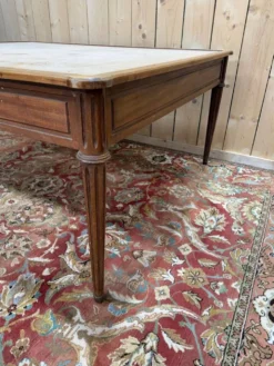 Bureau plat – Style Louis XVI – Hêtre teinté – À regarnir