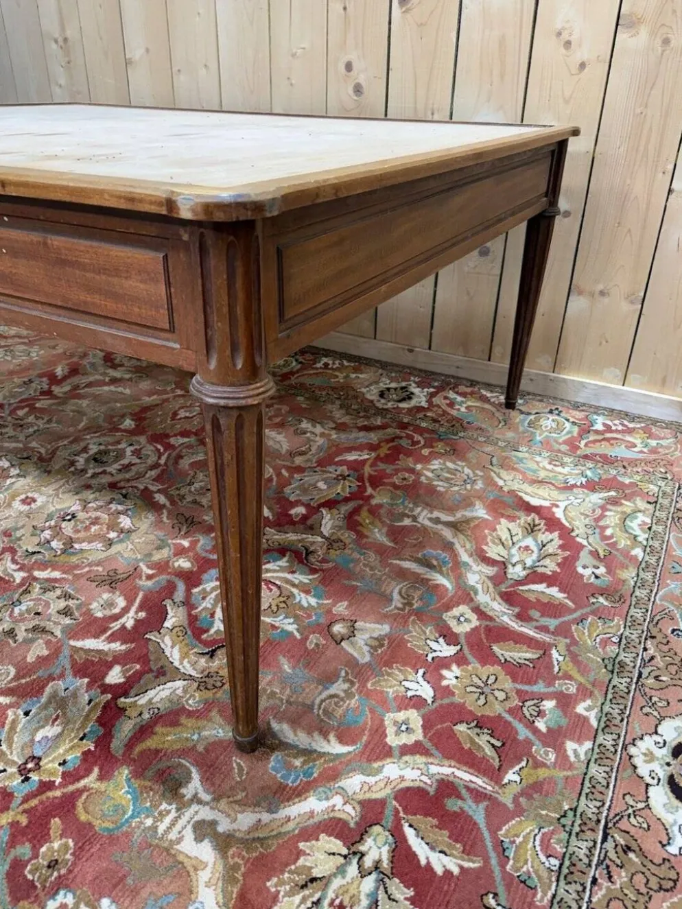 Bureau plat – Style Louis XVI – Hêtre teinté – À regarnir
