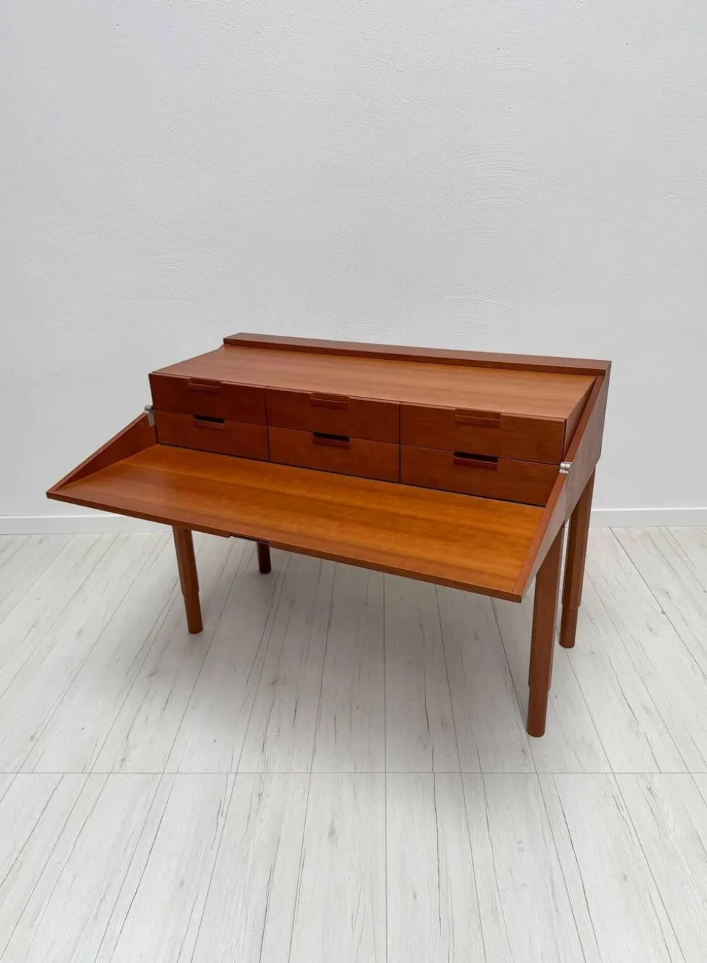 Bureau postmoderne par Antonio Citterio pour B&B Italia en bois de cerisier, années 1980