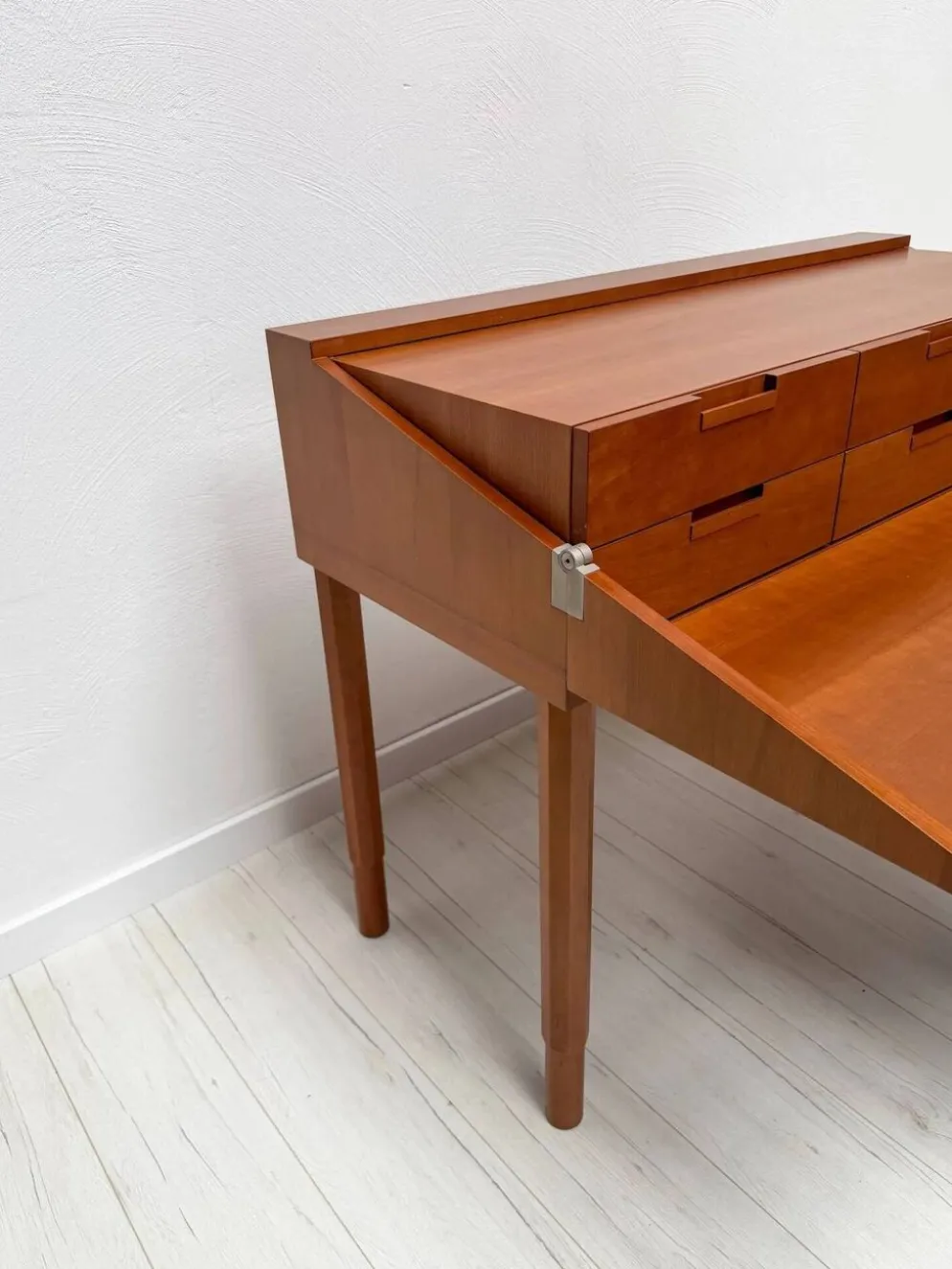 Bureau postmoderne par Antonio Citterio pour B&B Italia en bois de cerisier, années 1980