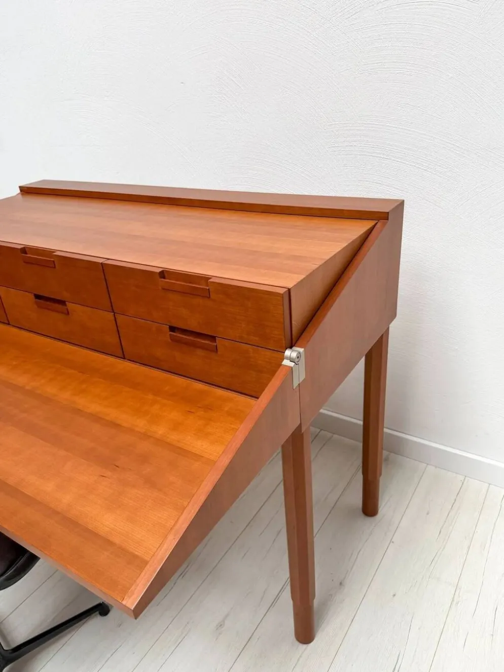 Bureau postmoderne par Antonio Citterio pour B&B Italia en bois de cerisier, années 1980