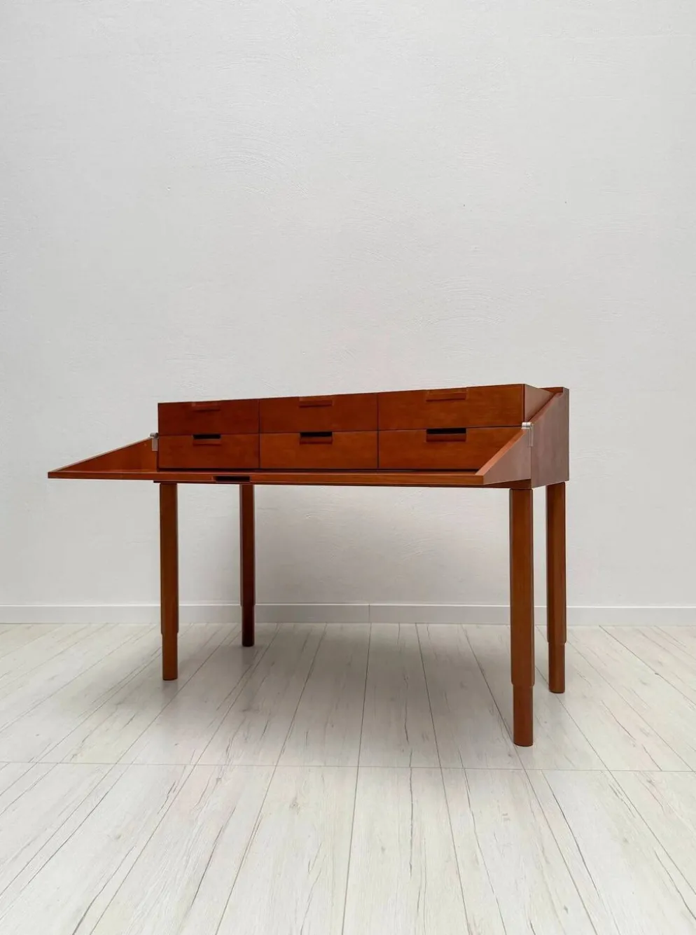 Bureau postmoderne par Antonio Citterio pour B&B Italia en bois de cerisier, années 1980