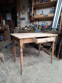 Bureau rénovée à la main