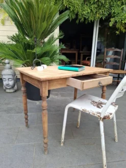 Bureau rénovée à la main