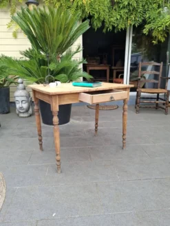 Bureau rénovée à la main