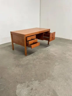 Bureau scandinave vintage en teck attribué à Christian Linneberg