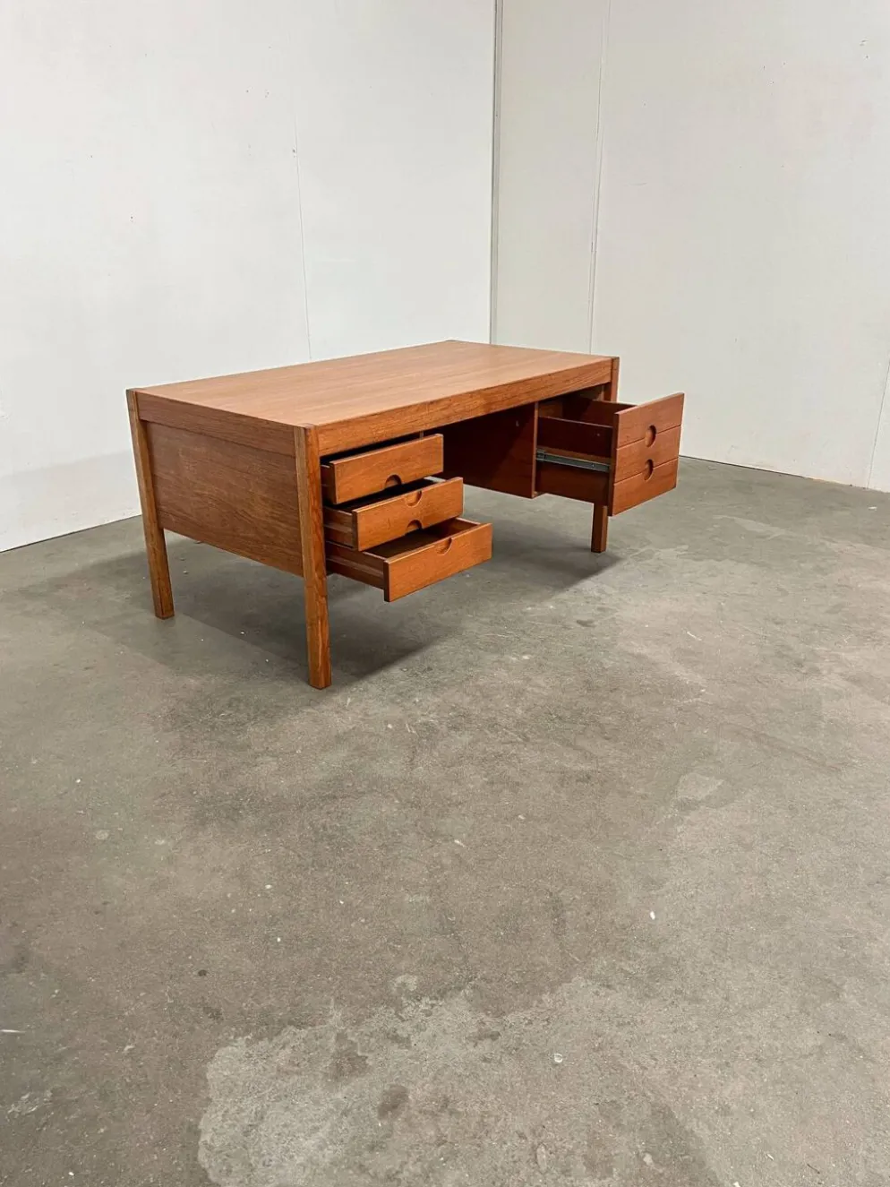 Bureau scandinave vintage en teck attribué à Christian Linneberg