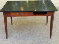 Bureau scandinave vintage 1950 plateau noir style écolier mid-century