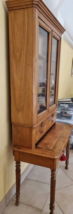 Bureau-secrétaire avec surmeuble vitrine en noyer