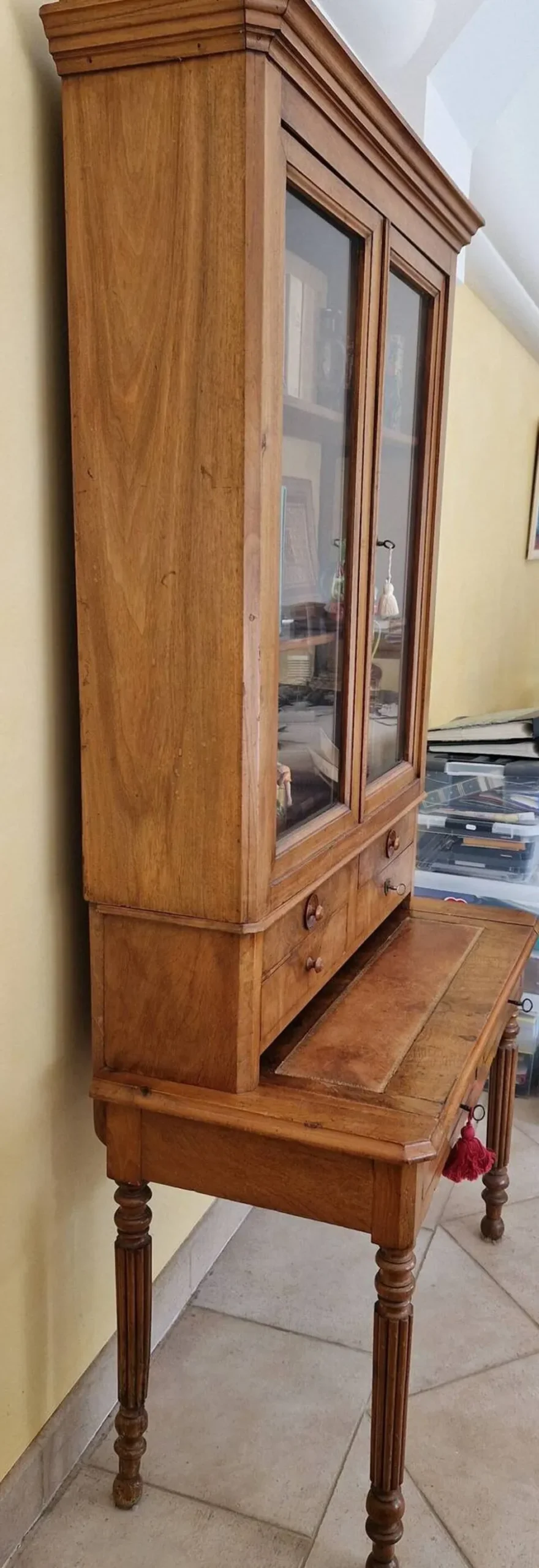 Bureau-secrétaire avec surmeuble vitrine en noyer