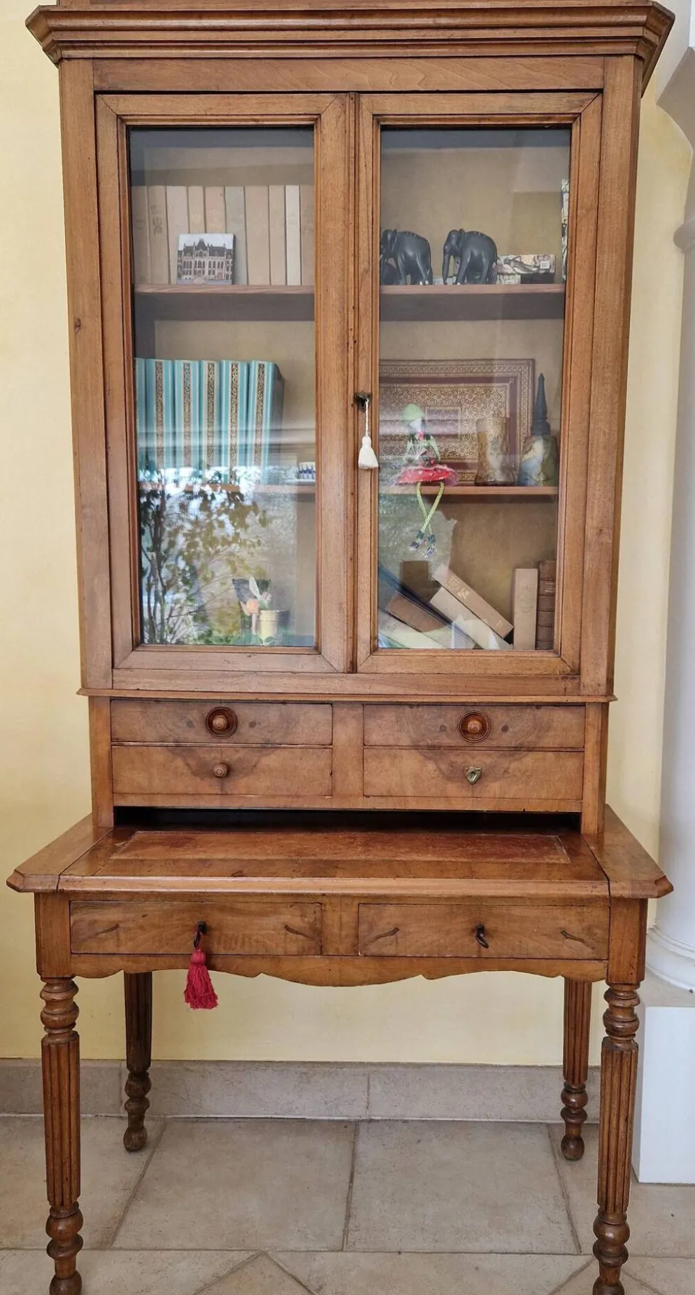 Bureau-secrétaire avec surmeuble vitrine en noyer