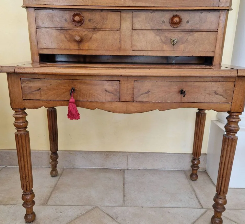 Bureau-secrétaire avec surmeuble vitrine en noyer