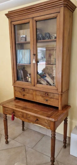 Bureau-secrétaire avec surmeuble vitrine en noyer