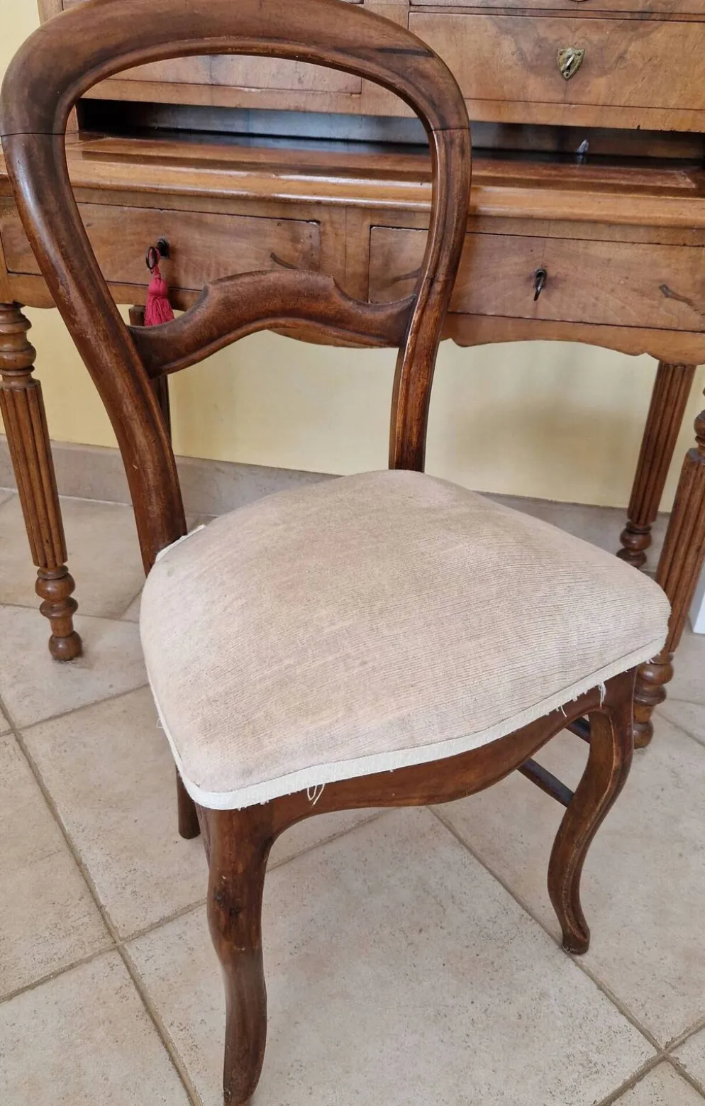 Bureau-secrétaire avec surmeuble vitrine en noyer