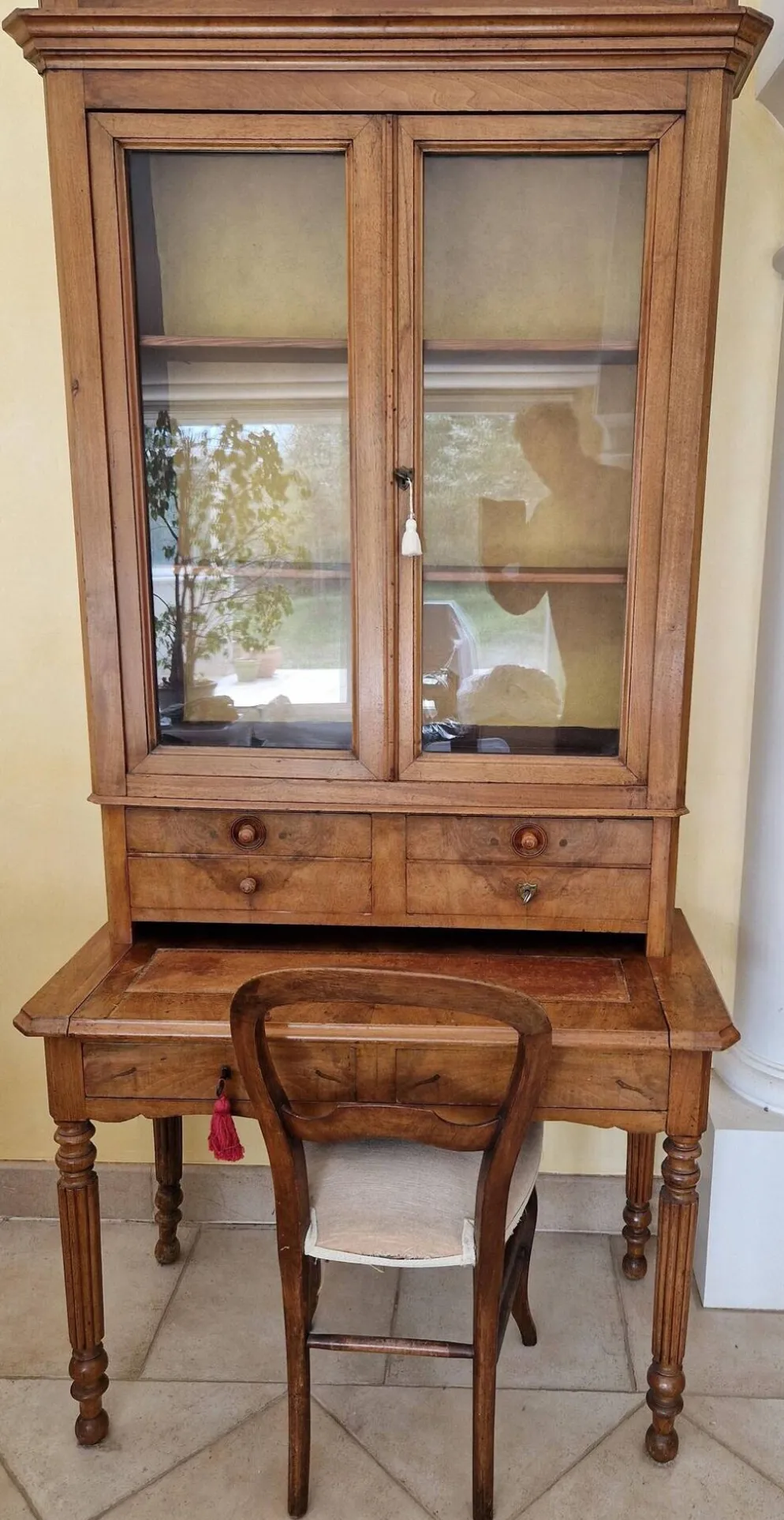 Bureau-secrétaire avec surmeuble vitrine en noyer
