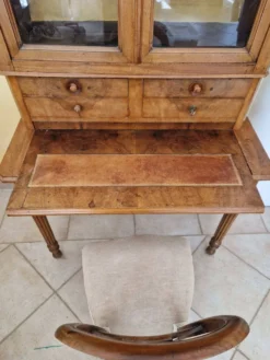 Bureau-secrétaire avec surmeuble vitrine en noyer