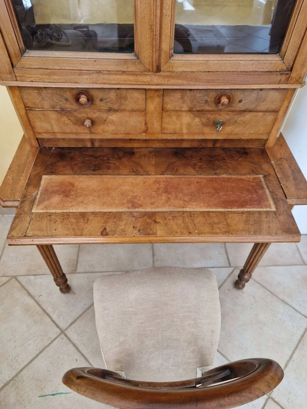 Bureau-secrétaire avec surmeuble vitrine en noyer