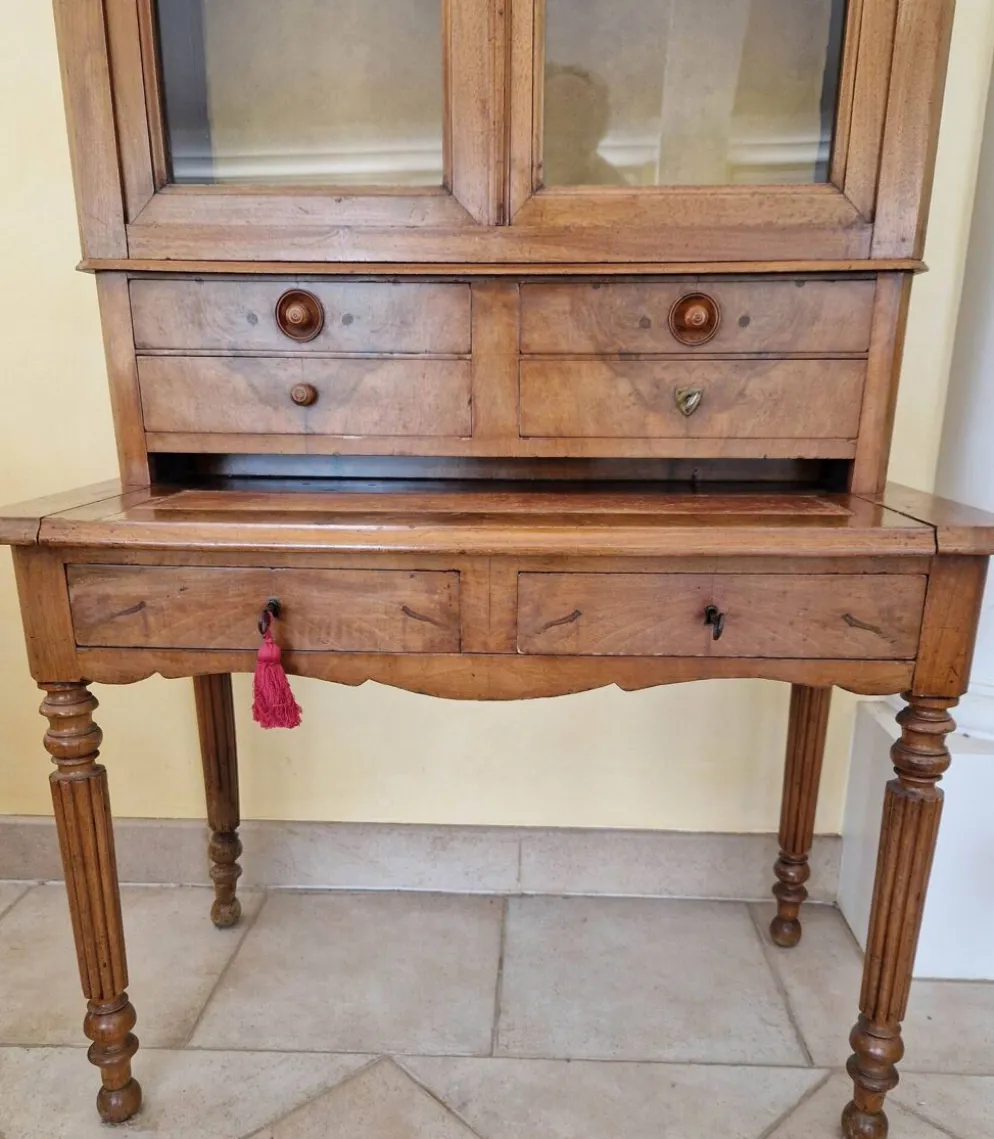 Bureau-secrétaire avec surmeuble vitrine en noyer