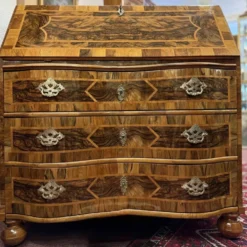 Bureau secrétaire baroque, marqueterie en bois de fruit, Allemagne, vers 1760