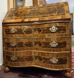 Bureau secrétaire baroque, marqueterie en bois de fruit, Allemagne, vers 1760