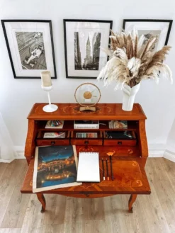 Bureau secrétaire bombé marqueté italien Louis XV, années 1960
