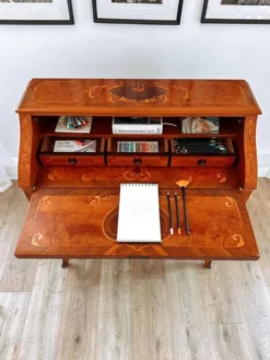 Bureau secrétaire bombé marqueté italien Louis XV, années 1960