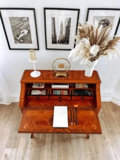 Bureau secrétaire bombé marqueté italien Louis XV, années 1960