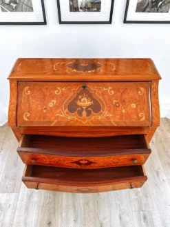 Bureau secrétaire bombé marqueté italien Louis XV, années 1960