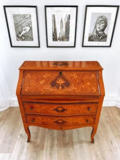 Bureau secrétaire bombé marqueté italien Louis XV, années 1960