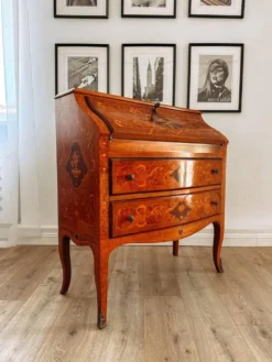 Bureau secrétaire bombé marqueté italien Louis XV, années 1960