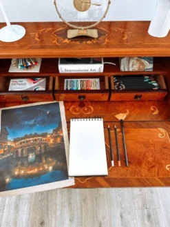 Bureau secrétaire bombé marqueté italien Louis XV, années 1960